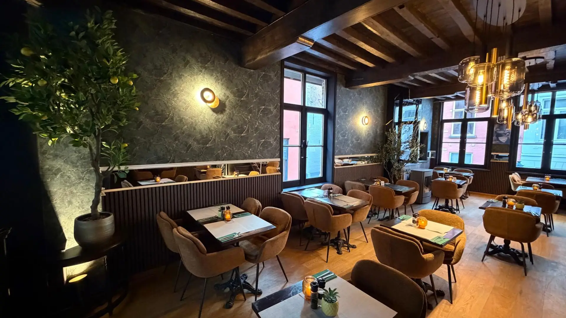 Eetzaal van Il Bosco met houten balken en groene marmermuren