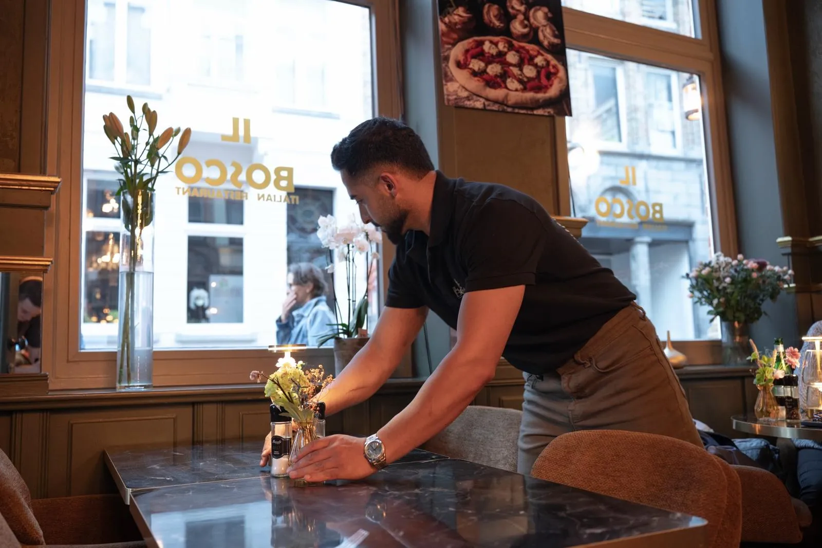 Bediening dekt een tafel bij het raam