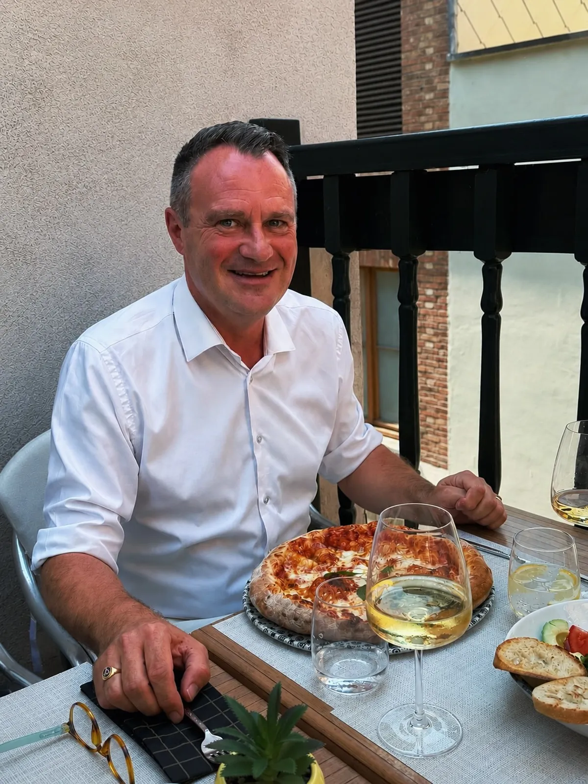 Gast aan tafel op het terras