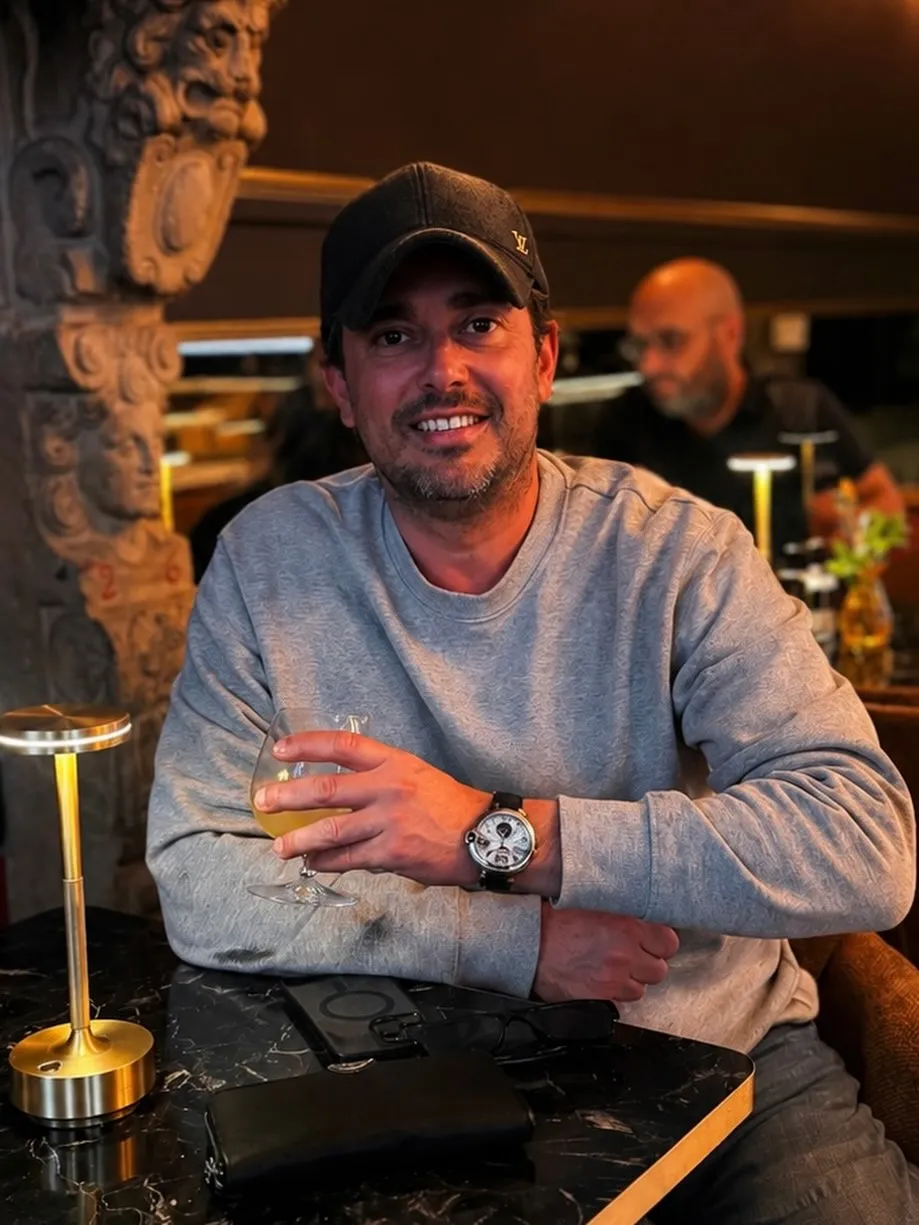 Gast met aperitief in de eetzaal