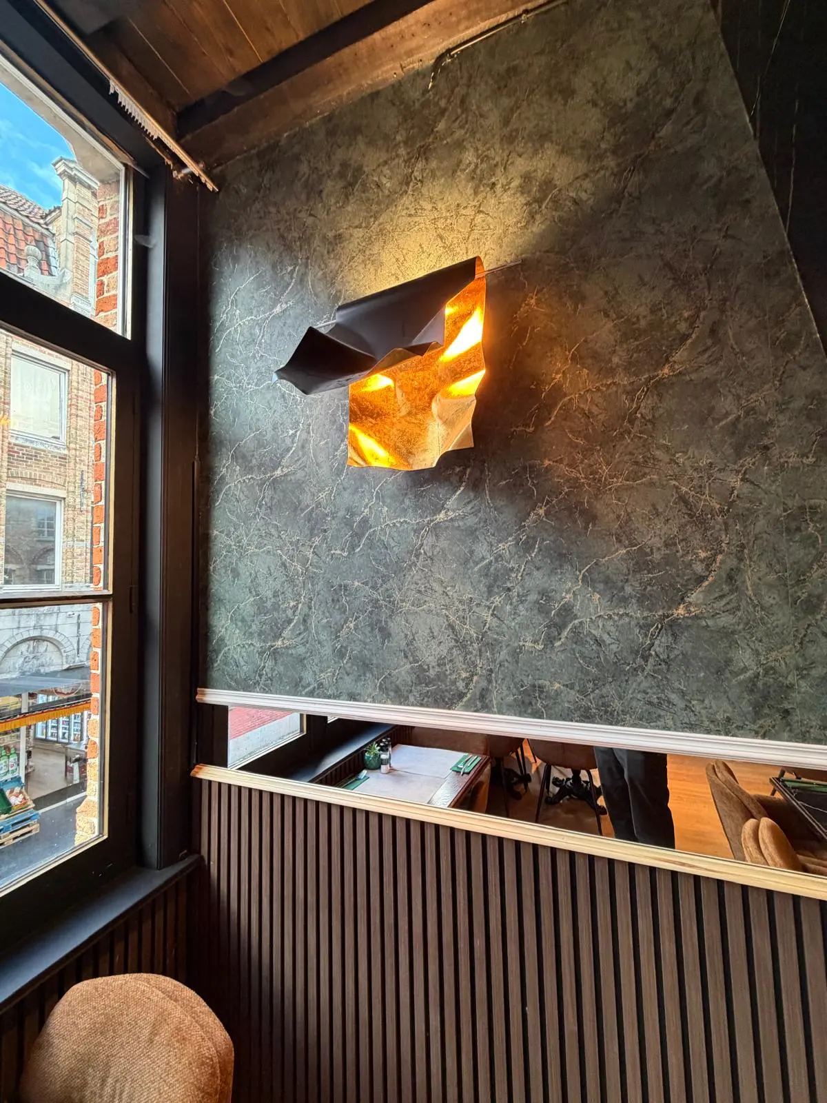 Groene marmermuur met gouden wandlamp