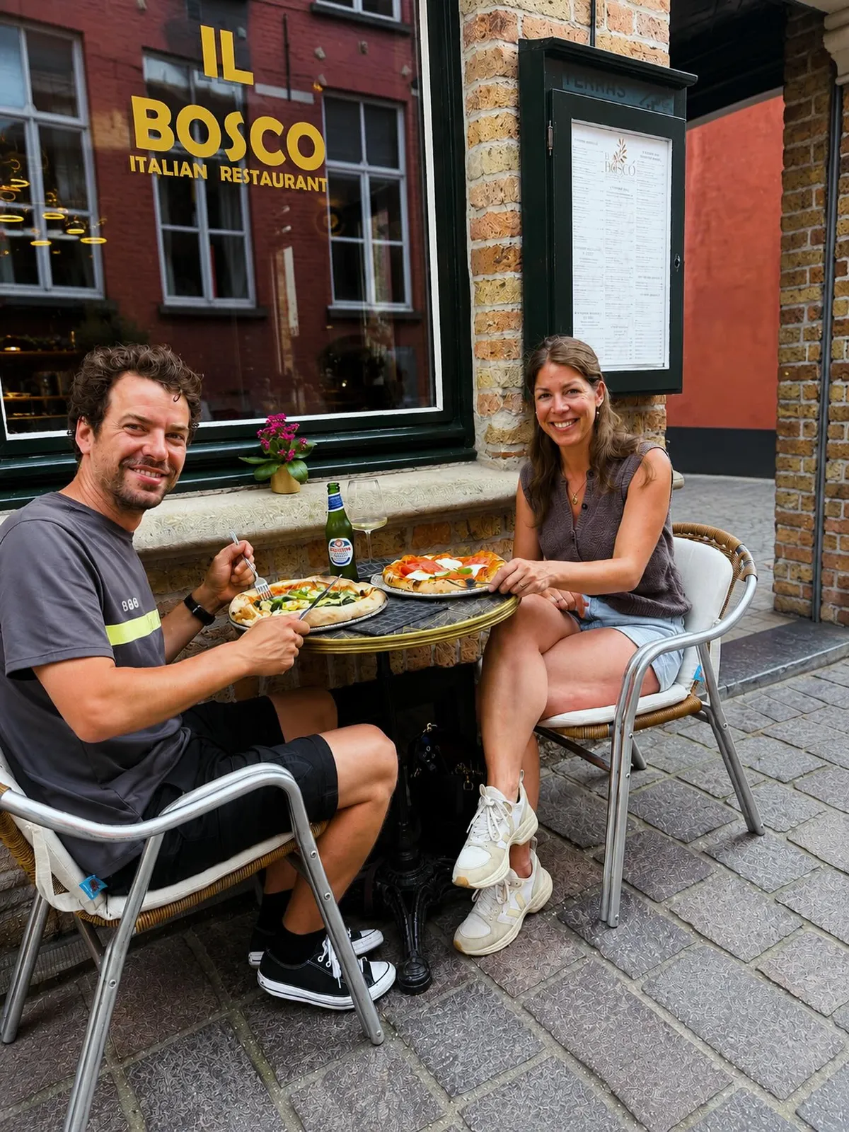 Koppel luncht op het terras voor Il Bosco