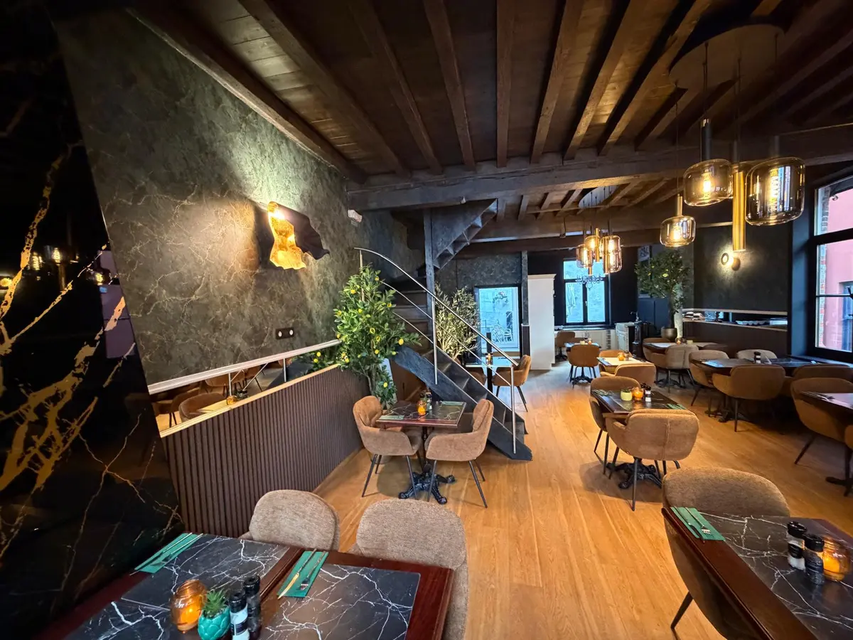 Eetzaal met citroenboom en houten trap